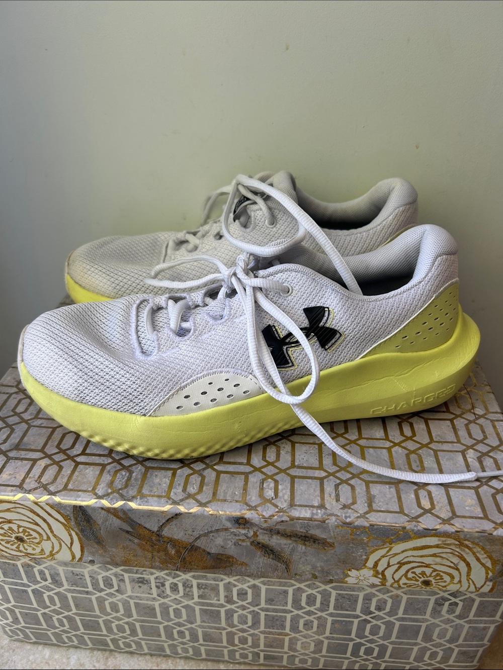 Under Armour Surge 4 Sneakers Women's size 9